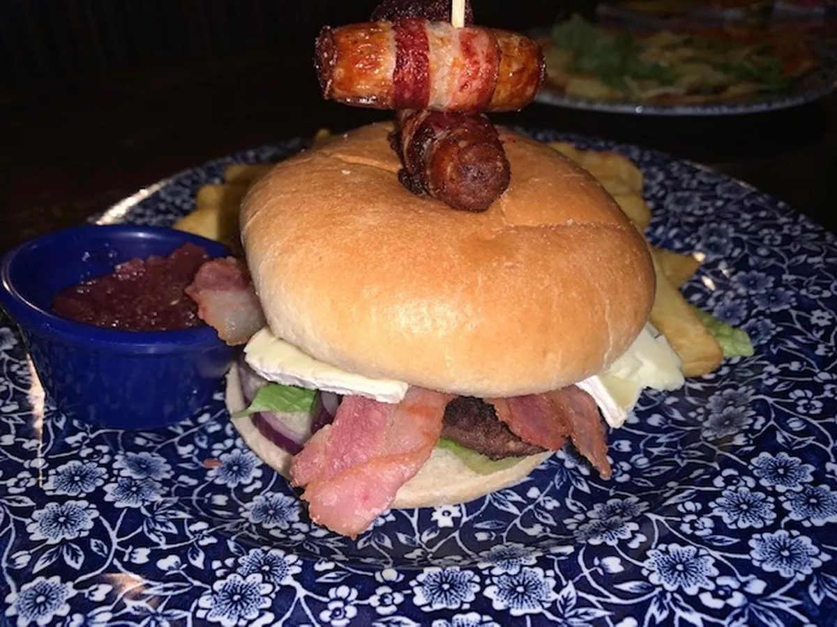 JD Wetherspoon 🍔 Spoons Brie and Bacon Burger Review | Blogmas 2024